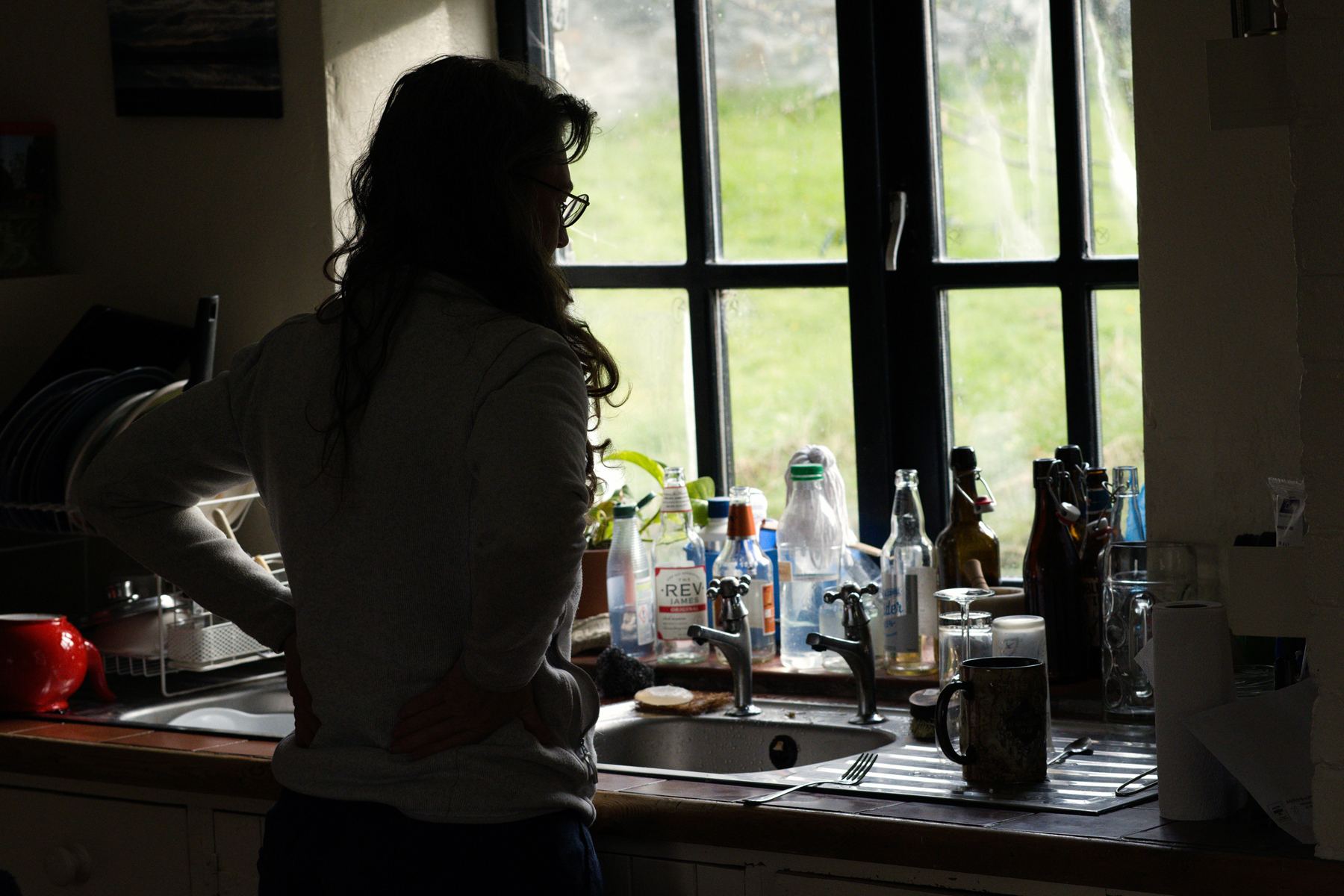 Stark verstopfter Abfluss mit stehendem Wasser